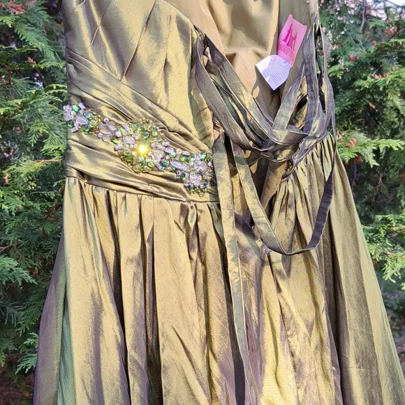 Flirt By MAGGIE SOTTERO Emerald Green XV Ball Gown Formal Dress Size 10 - Picture 6 of 15